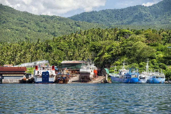 Fischerboot im Hafen von Indonesien — Stockfoto