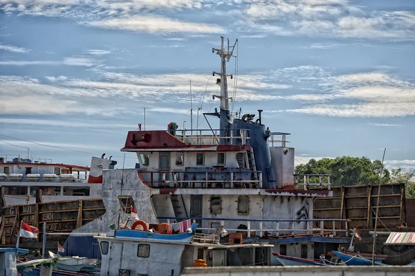 Barca da pesca nel porto di indonesia — Foto Stock