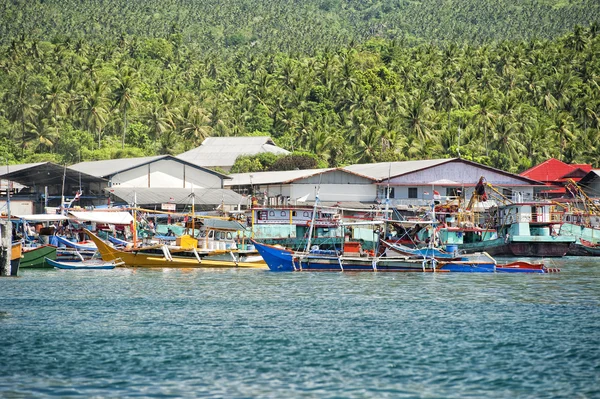 Vissersboten in de haven van Indonesië — Stockfoto