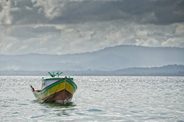 Endonezyalı balıkçı köyü yakınlarında bir tekne