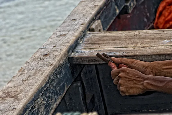 Старые руки азиатского рыбака — стоковое фото