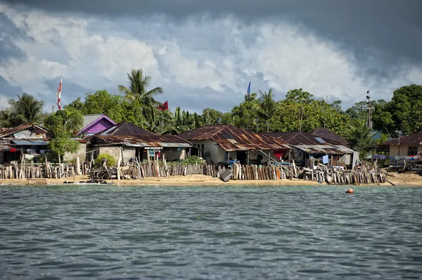 Kyrkan på indonesiska fiskare village beach — Stockfoto