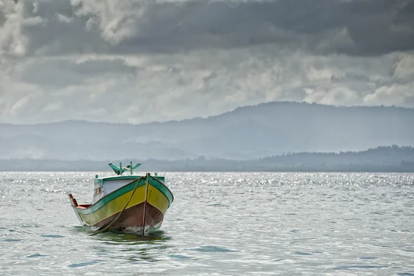 Un bateau près du village de pêcheurs indonésien — Photo