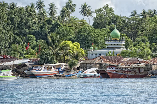 Een moskee aan Indonesische vissers dorp strand — Stockfoto