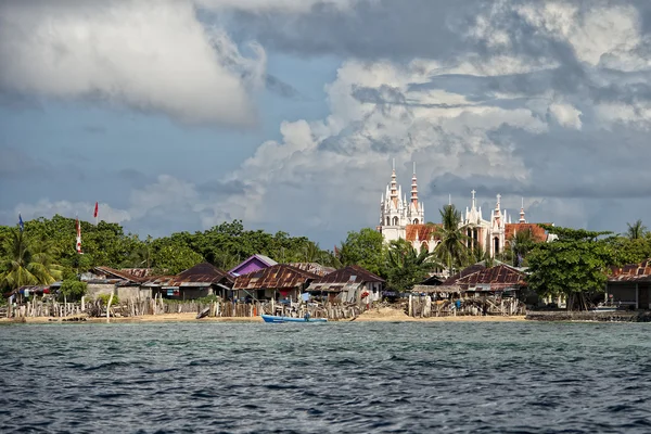 Kyrkan på indonesiska fiskare village beach — Stockfoto