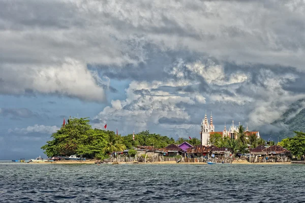 Kostel na indonéský rybáři village beach — Stock fotografie