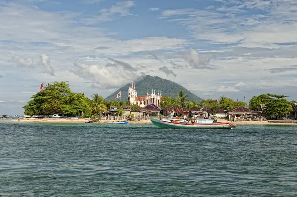 Un bateau sur le récif au paradis tropical — Photo