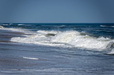 Atlantik Okyanusu dalgaları kıyıda
