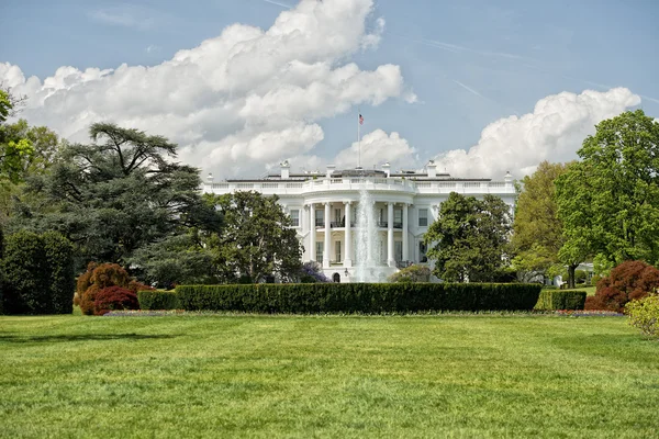 Белый дом Вашингтона в солнечный день — стоковое фото