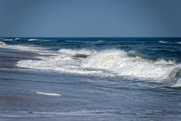 Atlantische oceaan golven op de oever — Stockfoto
