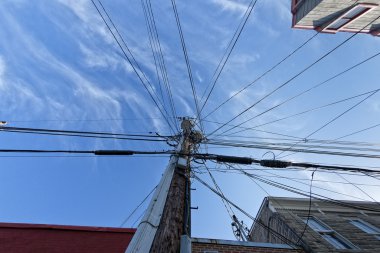 Elektrik kabloları dolaştırmak ahşap yayında