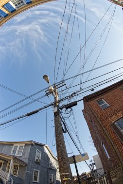 Elektrik kabloları dolaştırmak ahşap yayında