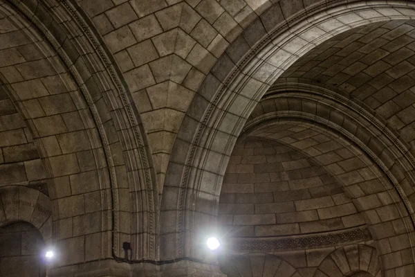 Église médiévale arches en pierre — Photo