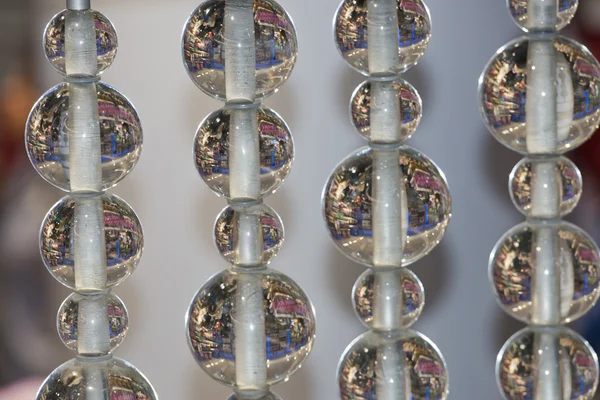 Tour eiffel dentro de bolas de cristal de bolhas suspensas no ar — Fotografia de Stock