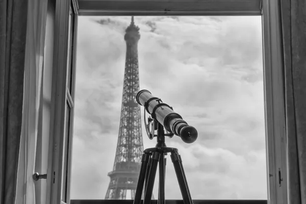 Paris Tour Eiffelblick aus dem Zimmer in schwarz-weiß — Stockfoto