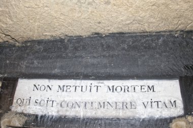 Paris catacombs kafatasları ve kemikleri