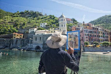 vernazza kilise boyama sırasında ressam sanatçı