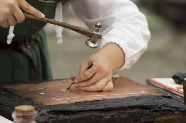 Bakır çalışan eller