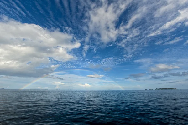 Un arc-en-ciel sur l'océan Indien — Photo