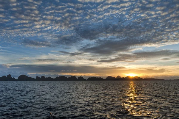 Wonderful sunset in Indonesia ocean — Stock Photo, Image