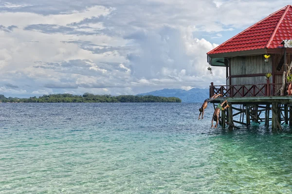 Resort in einem tropischen Paradies türkisfarbenes Wasser — Stockfoto