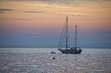 gün batımında sestri levante beach yakınındaki yelkenli