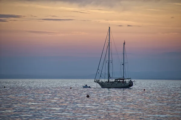 Veleiro perto da praia sestri levante ao pôr do sol — Fotografia de Stock