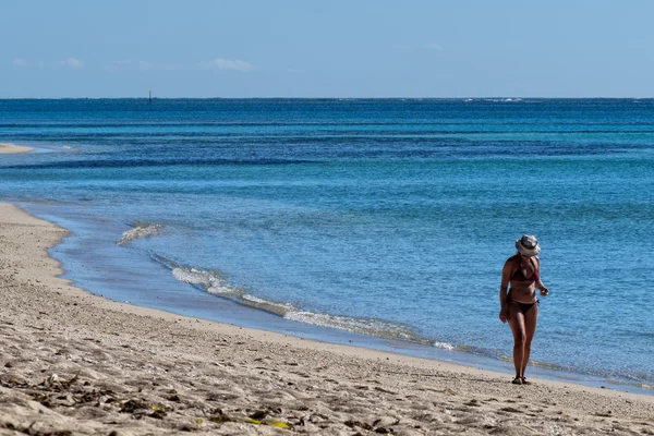 Praia de areia branca em Tonga, ilha de coco de água cristalina na Polinésia — Fotografia de Stock