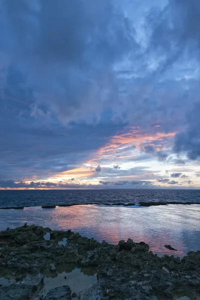 Maravilhoso pôr do sol na praia de areia paradisíaca tropical — Fotografia de Stock