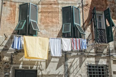 Dış vernazza cinque terre evleri asılı elbiseleri