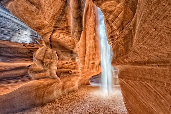 Antelope canyon pohled s paprsky světla — Stock fotografie