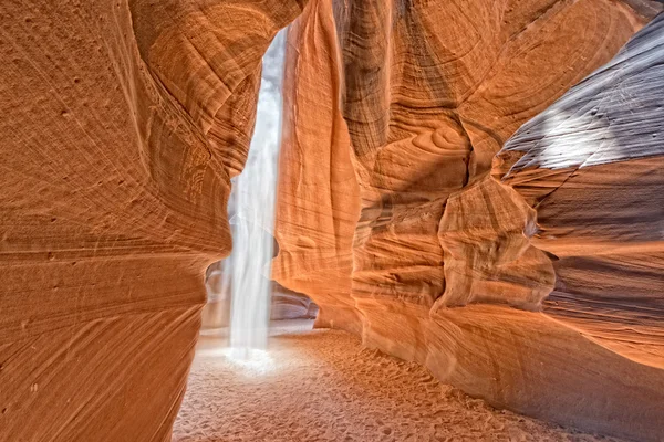 Antilopen Canyon Ansicht mit Lichtstrahlen — Stockfoto