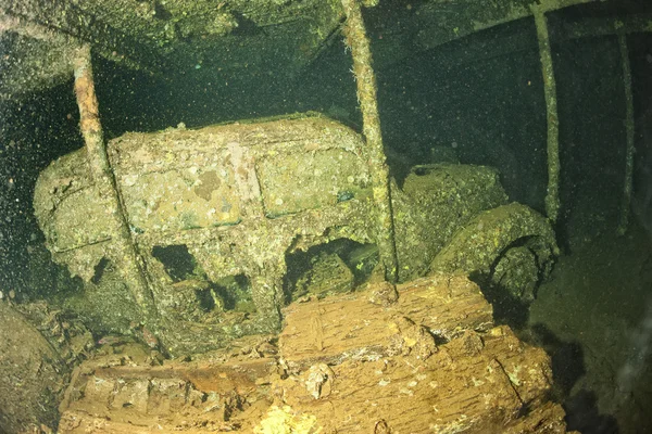 II Dünya Savaşı gemi enkazı tutun içinde eski araba — Stok fotoğraf