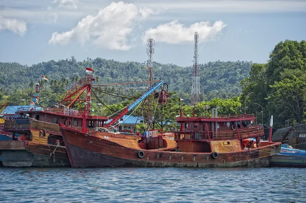 Rostiges rostiges Schiff im Hafen von Indonesien — Stockfoto