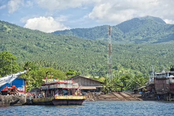 Rostiges rostiges Schiff im Hafen von Indonesien — Stockfoto