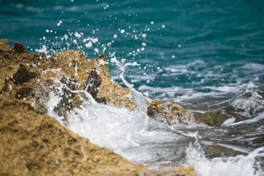 dalgalar üzerinde lava rocks