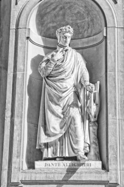 Floransa uffizi heykel dante alighieri