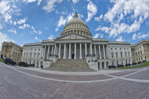 Капитолий Вашингтона на облачном небе — стоковое фото
