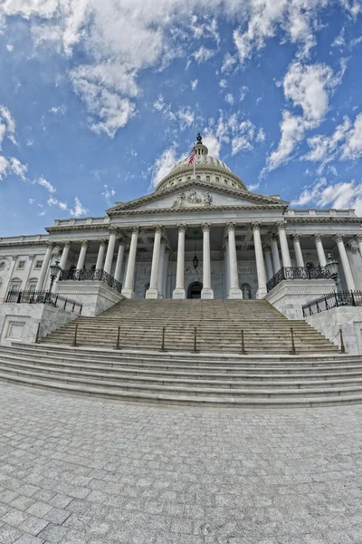 Capitolio completo de Washington DC en el cielo nublado — Foto de Stock