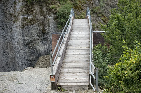 Montaña arroyo madera puente vista —  Fotos de Stock