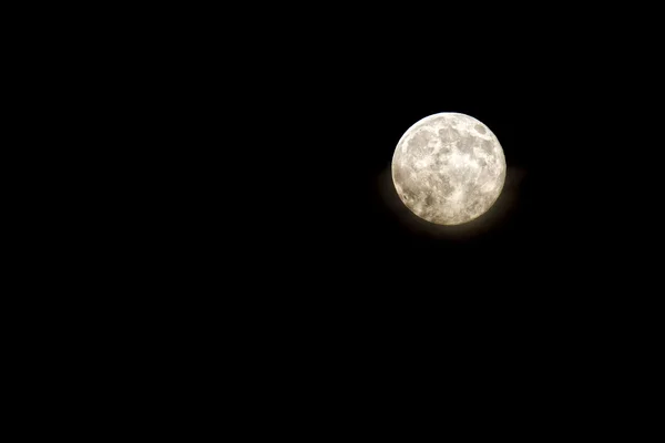 Luna llena en el negro — Foto de Stock