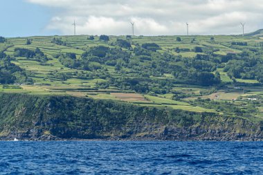 Baba adası deniz manzaralı uçurum manzaralı.