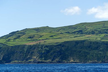 Baba adası deniz manzaralı uçurum manzaralı.