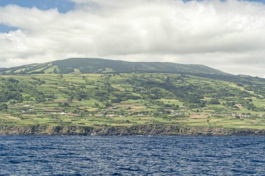 Baba adası deniz manzaralı uçurum manzaralı.
