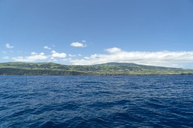 Baba adası deniz manzaralı uçurum manzaralı.
