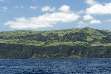 Baba adası deniz manzaralı uçurum manzaralı.