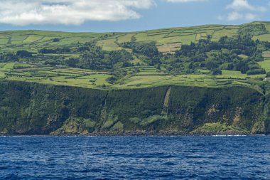 Baba adası deniz manzaralı uçurum manzaralı.