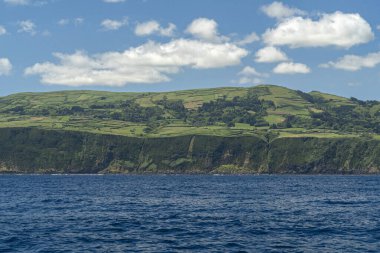 Baba adası deniz manzaralı uçurum manzaralı.