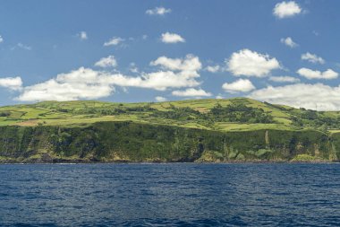 Baba adası deniz manzaralı uçurum manzaralı.