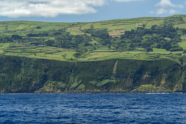 Baba adası deniz manzaralı uçurum manzaralı.